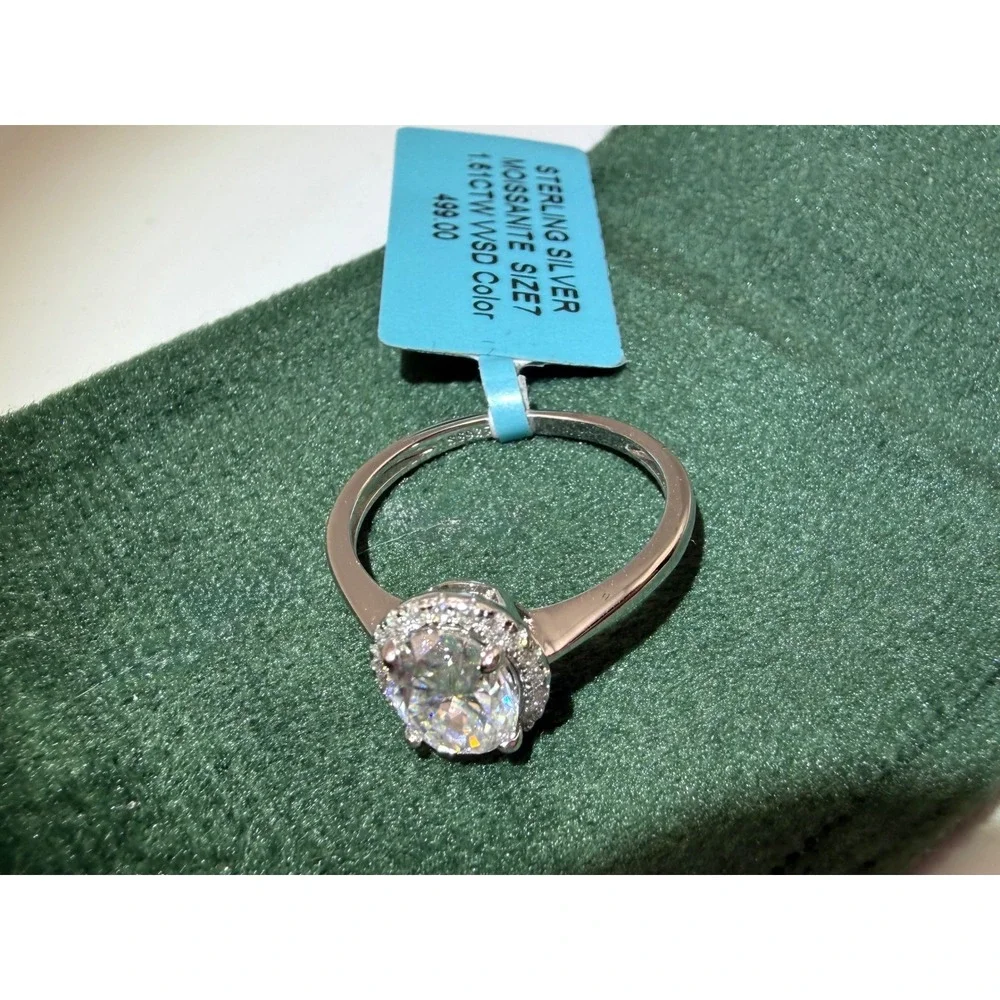 N/A elegant moissanite
